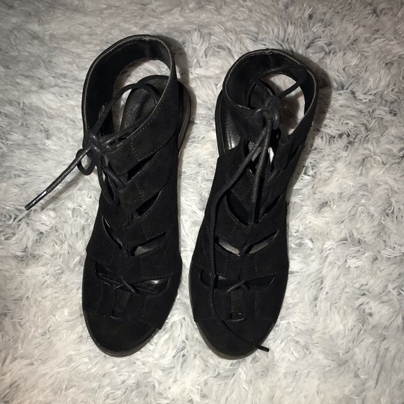 Lace up black heels - Picture 3 of 3